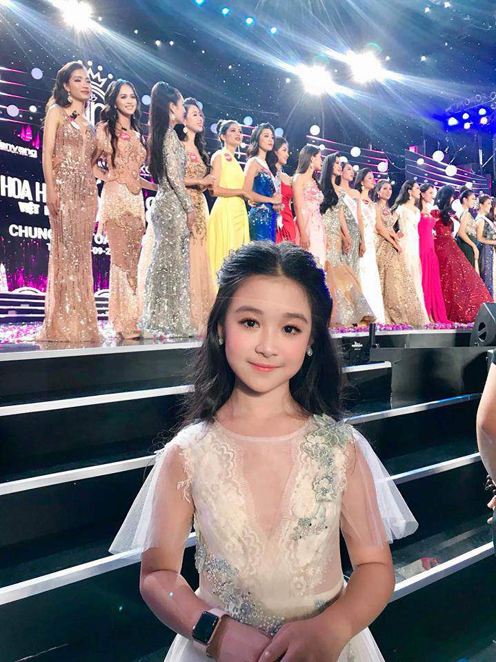 Lần 2 gặp Đỗ Mỹ Linh, bé gái Cần Thơ chuyên đọ sắc Hoa hậu lấn át, khác lần đầu - 9