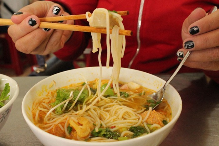 Quán bún Huế không có thịt bò nhưng bán hơn 1.000 bát mỗi ngày, tồn tại suốt 16 năm - 1