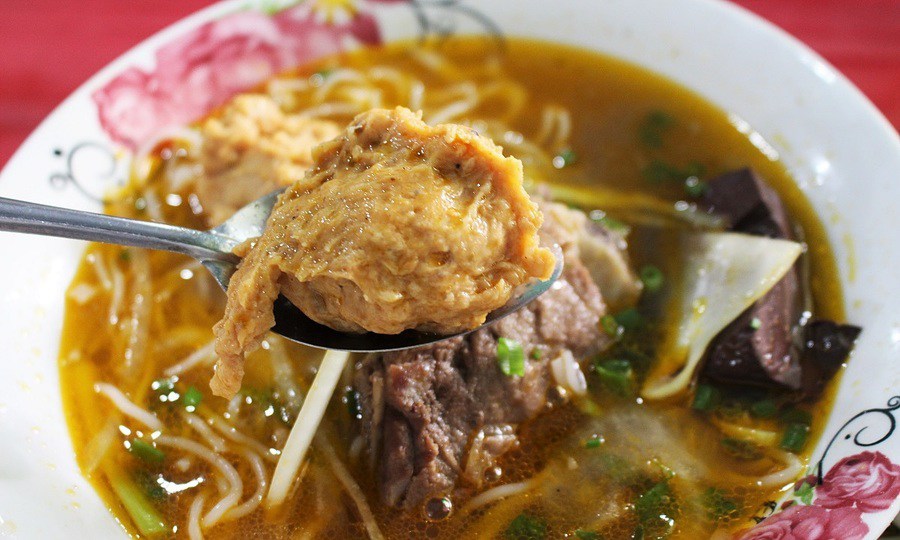 Quán bún Huế không có thịt bò nhưng bán hơn 1.000 bát mỗi ngày, tồn tại suốt 16 năm - 3