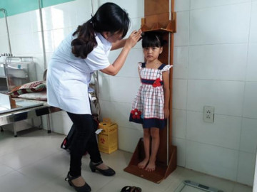 Mẹ trẻ khóc nấc vì con gái lớp 5 chỉ cao 1,3m, nguyên nhân cũng từ mẹ mà ra