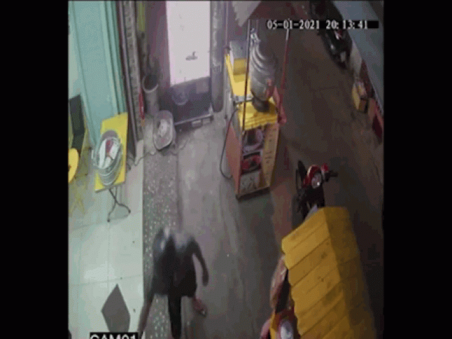 Clip Eva - Cô gái bán trà sữa bị kéo lê hàng chục mét khi phi thân đuổi theo tên cướp