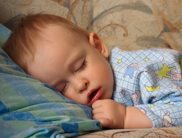 Thói quen khi ngủ này của trẻ tưởng đáng yêu nhưng rất hại trẻ, có thể làm mặt biến dạng - 1