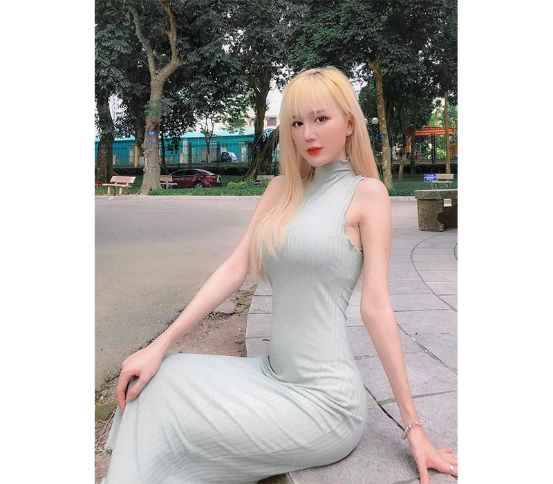 Thời gian gần đây, hot girl sinh năm 1995 này đã quyết định thử sức với một phong cách chụp hình mới trưởng thành, sexy và quyến rũ hơn. Nhờ đó mà nhiều người mới biết rằng, ngoài gương mặt xinh đẹp, vóc dáng của Thiên Thy cũng chẳng phải dạng vừa.
