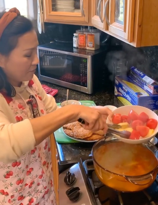 Xếp hàng ở Mỹ mua cá về nấu bún, vợ cũ Quang Minh còn dụ được trai lạ nấu theo - 3