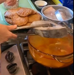 Xếp hàng ở Mỹ mua cá về nấu bún, vợ cũ Quang Minh còn dụ được trai lạ nấu theo - 4