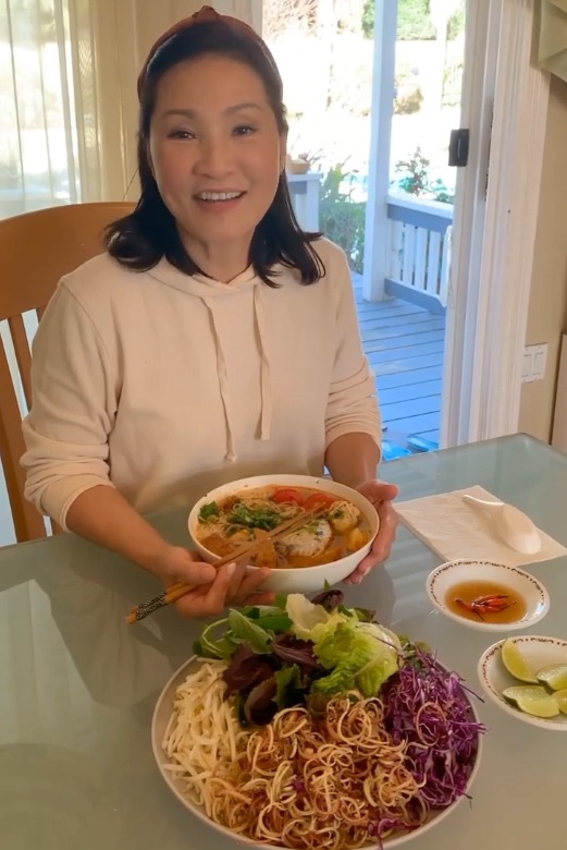 Xếp hàng ở Mỹ mua cá về nấu bún, vợ cũ Quang Minh còn dụ được trai lạ nấu theo - 7