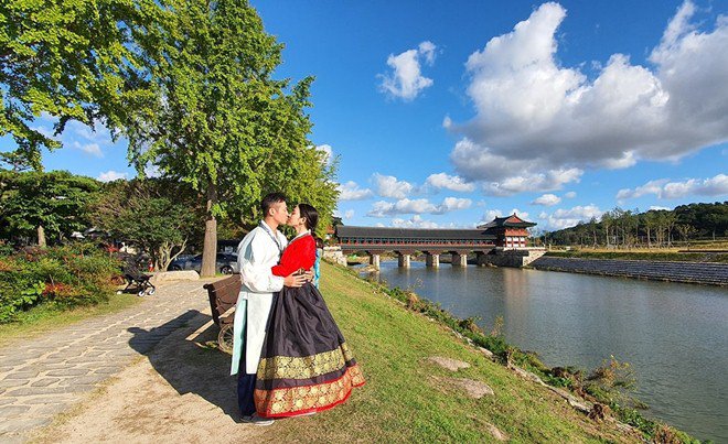 MC Anh Tuấn đăng ảnh 8 năm cưới vợ amp;#34;Hoa hậuamp;#34;, được nhận xét: Cả 2 đều không già đi! - 2