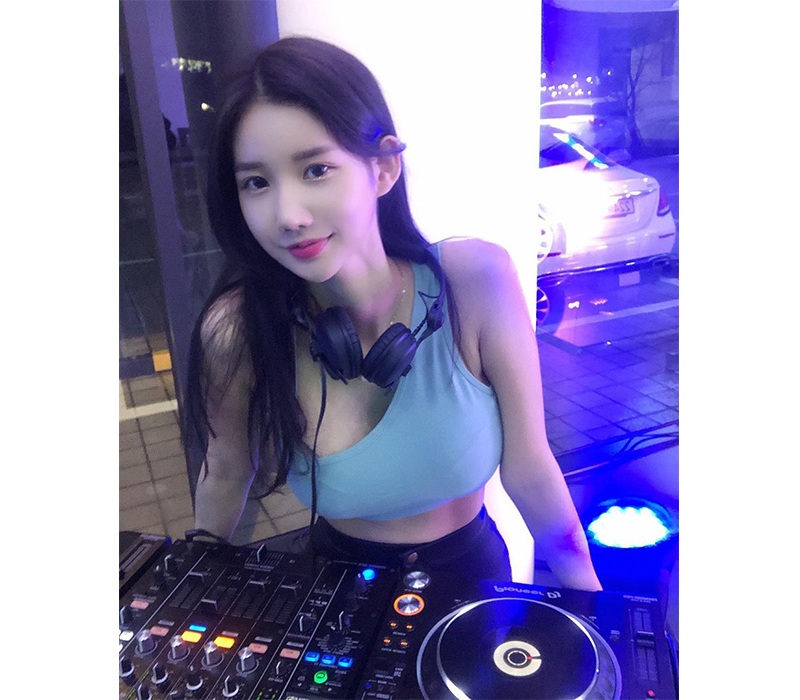 Được biết, thời gian gần đây, DJ Soda đang dần bị soán ngôi bởi một cái tên khác, ấy là DJ Miu. Sinh năm 1998, DJ Miu gây ấn tượng trong lòng giới mê nhạc EDM bởi tài năng cùng ngoại hình ngày một lên hương.
