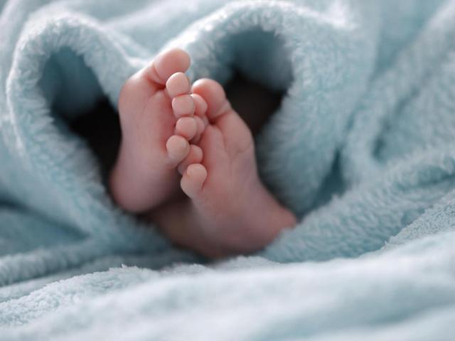 Lần đầu tiên trên TG: Con ung thư phổi vì nuốt tế bào ung thư của mẹ trong nước ối