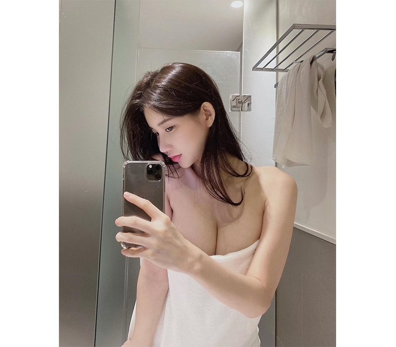 Điển hình như mới đây, DJ Miu đã khiến dân tình sốt xình xịch với loạt hình quấn khăn tắm selfie trước gương. Vòng 1 tròn đầy của cô nàng là điều thu hút nhiều hơn cả sự chú ý của cư dân mạng.
