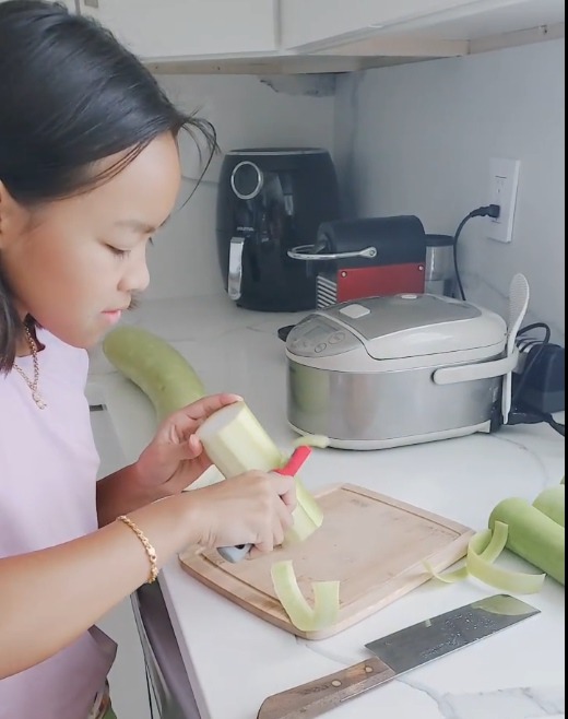 Con gái Việt Hương 10 tuổi tự nấu ăn cực ngon, mẹ đã muốn “chốt đơn” gả đi luôn - 3