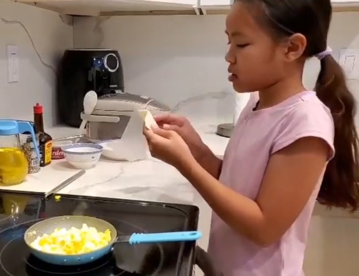Con gái Việt Hương 10 tuổi tự nấu ăn cực ngon, mẹ đã muốn “chốt đơn” gả đi luôn - 6