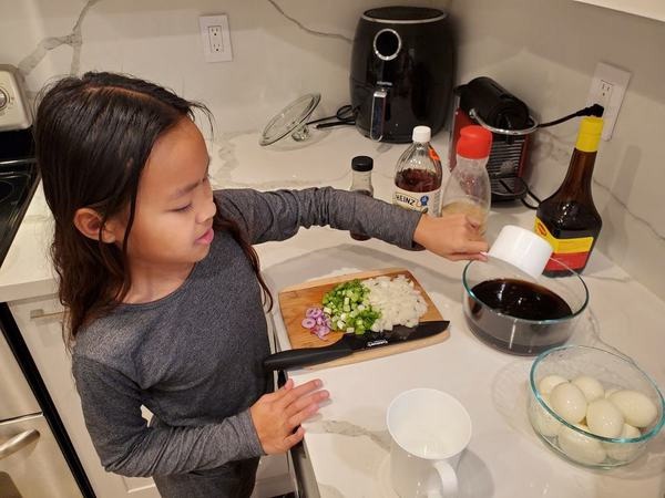 Con gái Việt Hương 10 tuổi tự nấu ăn cực ngon, mẹ đã muốn “chốt đơn” gả đi luôn - 8