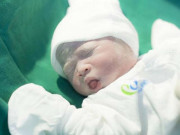 Làm mẹ - Ôm con vừa chào đời bố khóc nức nở vì điểm lạ, y tá lại bật cười bảo: May mắn
