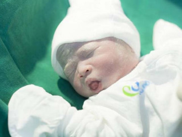 Ôm con vừa chào đời bố khóc nức nở vì điểm lạ, y tá lại bật cười bảo: May mắn