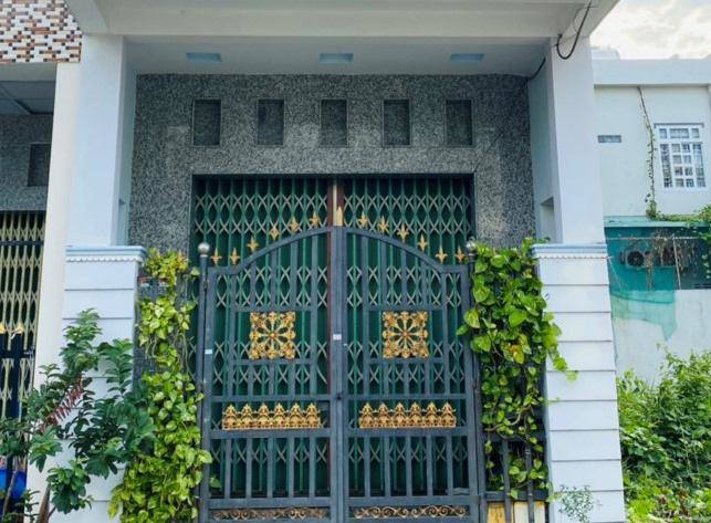 Tin tức 24h: Cô gái liên tục amp;#34;thả rôngamp;#34; vòng 1 dạo phố cùng chồng con bất ngờ lên tiếng - 2