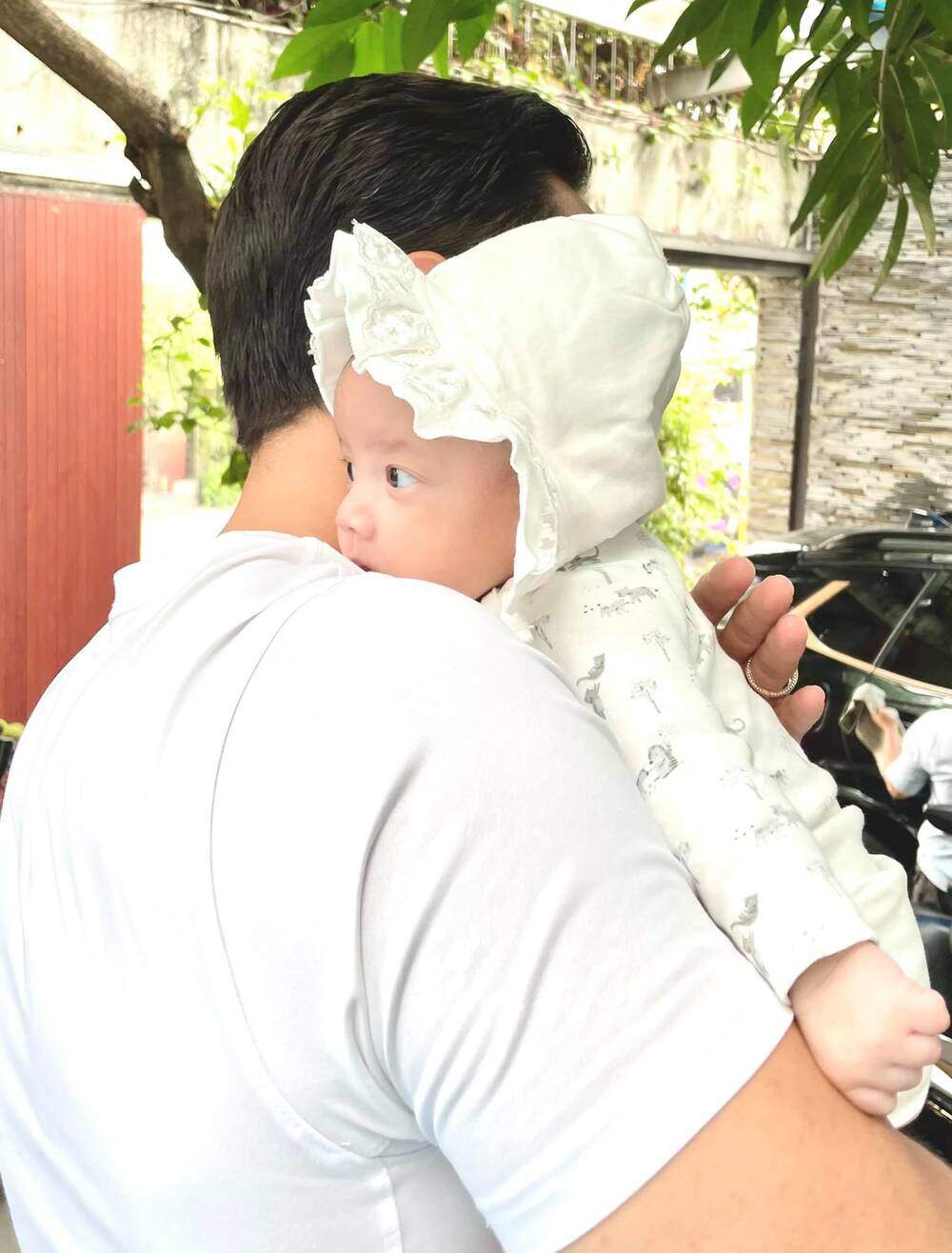 Kim Lý khoe mặt con gái Lisa, nhiều người nói giống Hồ Ngọc Hà - 1