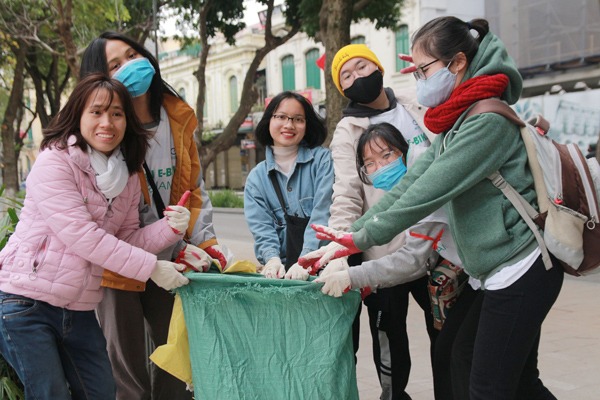 Gặp gỡ người mẹ cho con nhỏ vượt cái rét Hà Nội, dậy sớm đi nhặt rác ở Hồ Gươm - 6