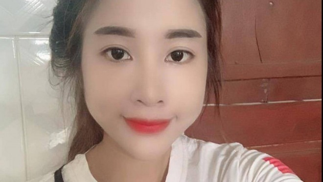 Tin tức 24h: Cô gái liên tục amp;#34;thả rôngamp;#34; vòng 1 dạo phố cùng chồng con bất ngờ lên tiếng - 3