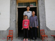 Tin tức - Con trai cao khổng lồ gấp rưỡi mẹ, người bố thấp bé khó hiểu bèn đi xét nghiệm ADN