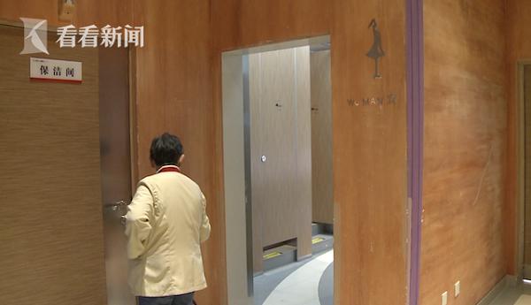 Đang đi vệ sinh thì thấy một bóng đen đến gần, cô gái amp;#34;ám ảnhamp;#34; khi phát hiện sự thật - 1