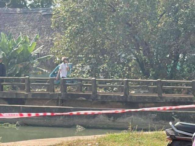 Tin tức 24h: Người phụ nữ bất ngờ ôm 2 con nhỏ nhảy cầu tự tử, chồng cũ nói gì?