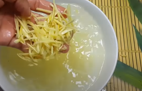 Cách làm kẹo chuối tươi dẻo khô với gừng, đậu phộng đón Tết - 3