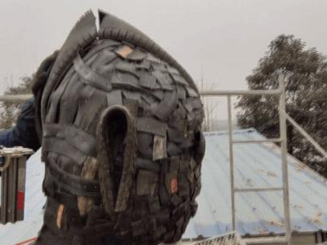 Clip Eva - Người đàn ông làm siêu nhân điện quang khổng lồ từ lốp xe cũ để mừng sinh nhật con