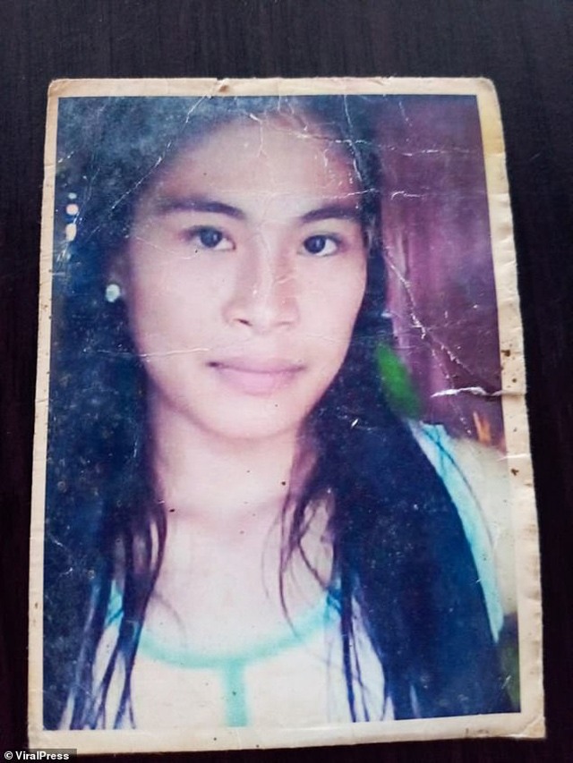 Cô gái xinh đẹp bị nhốt trong lồng 5m2 suốt 5 năm, lấy bao tải làm quần áo - 2