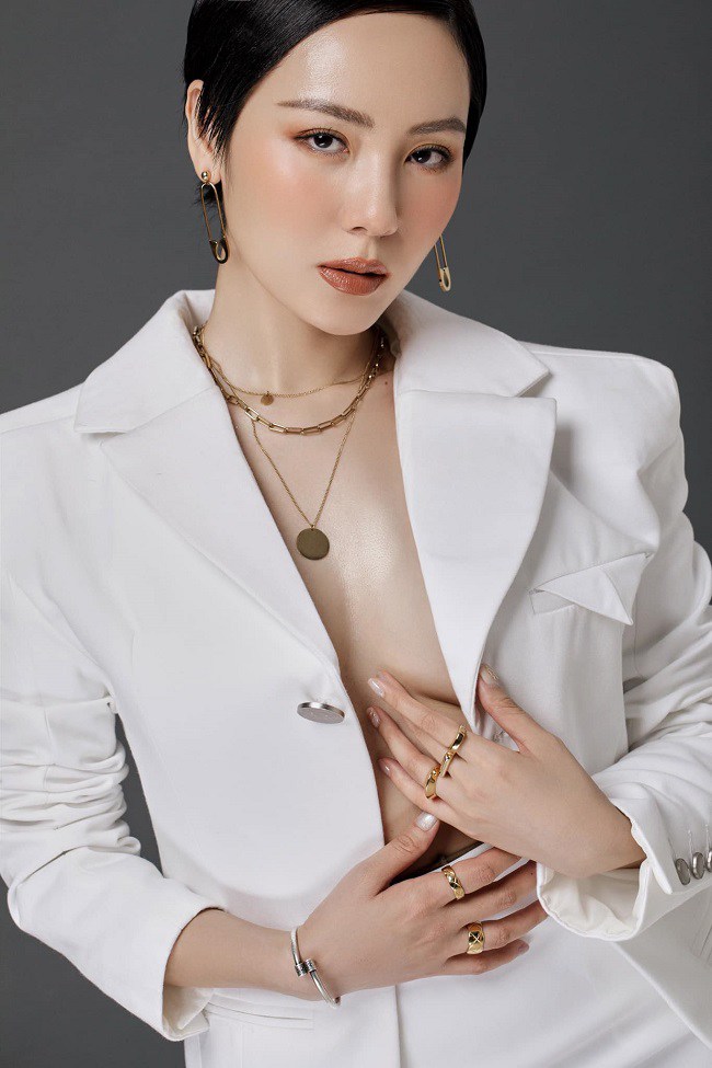 Cặp chị em xinh đẹp nhưng bí ẩn nhất showbiz Việt - 2