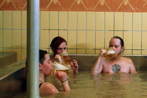 Tắm bia ở Áo, trải nghiệm đảm bảo khiến bạn amp;#34;không say không vềamp;#34; - 1