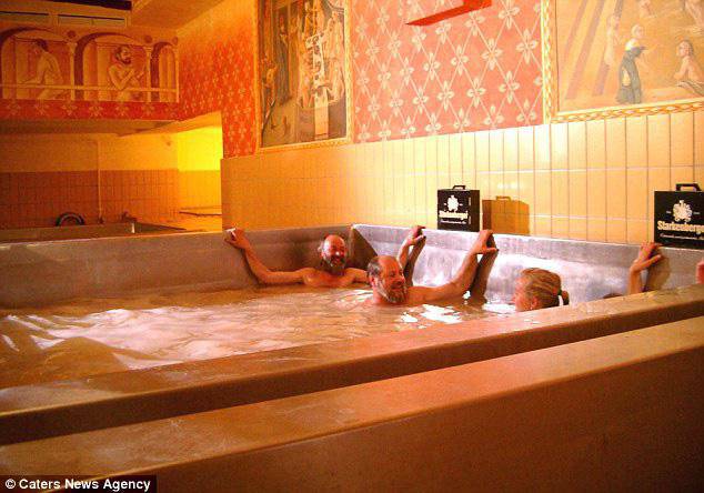 Tắm bia ở Áo, trải nghiệm đảm bảo khiến bạn amp;#34;không say không vềamp;#34; - 2