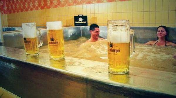 Tắm bia ở Áo, trải nghiệm đảm bảo khiến bạn amp;#34;không say không vềamp;#34; - 3