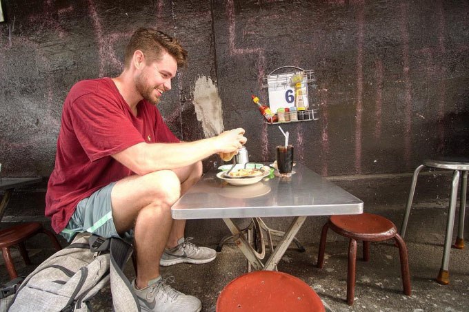 Chàng trai người Mỹ mê đắm ẩm thực Việt: Đi xuyên Việt làm Vlog, ủng hộ tiền cho miền Trung - 5