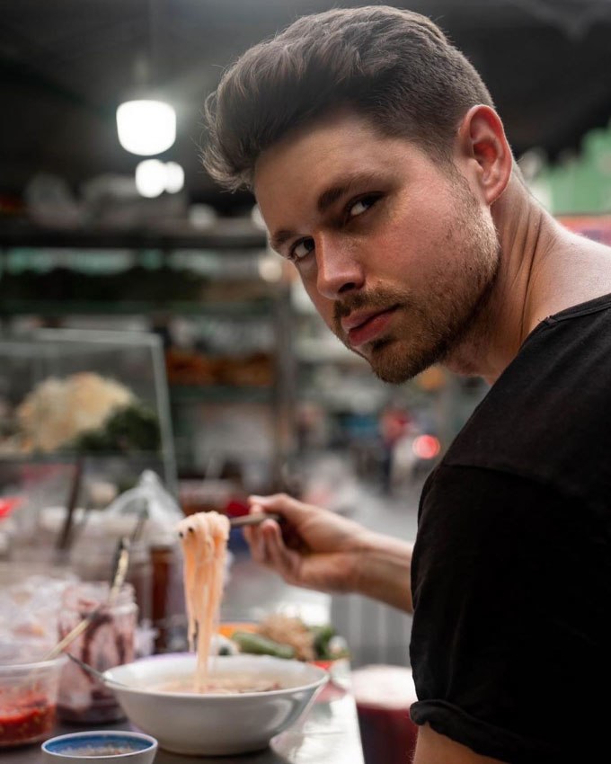 Chàng trai người Mỹ mê đắm ẩm thực Việt: Đi xuyên Việt làm Vlog, ủng hộ tiền cho miền Trung - 4