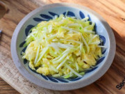 Bếp Eva - Trứng xào với lá này chưa đầy mấy phút là xong, vừa ngon lại siêu bổ