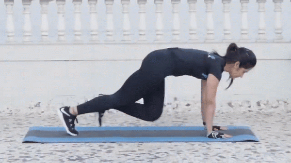 Ngọc Trinh mặc váy đầm amp;#34;mở toangamp;#34;, khoe eo bé tí nhưng xương sườn biểu tình thấy rõ - 13