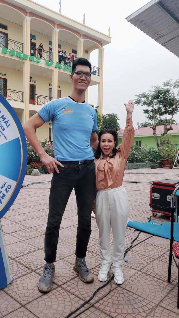 Cười nghiêng ngả khi nhìn sao Việt đứng cạnh amp;#34;người khổng lồamp;#34; - 1