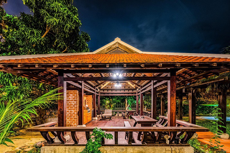 Căn biệt thự “phủ gỗ” ở Nha Trang, bên trong có cả phòng chiếu phim thu nhỏ - 5