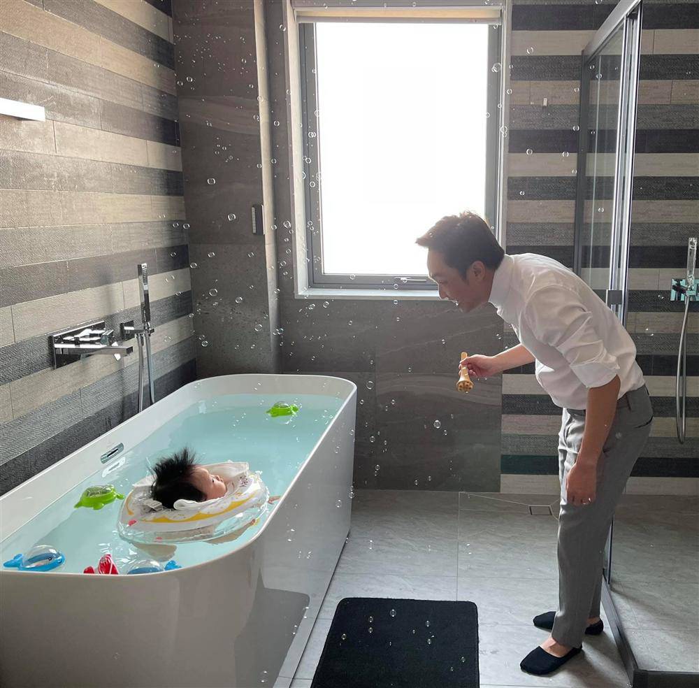 Vợ Cường Đô La amp;#34;phá lệamp;#34; khoe góc nghiêng của con gái, nhiều nét giống anh cùng cha khác mẹ - 4