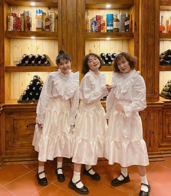 MXH xuất hiện 3 chị em sinh ba mặc váy trắng làm phụ dâu, soi style ngày thường càng mê - 1