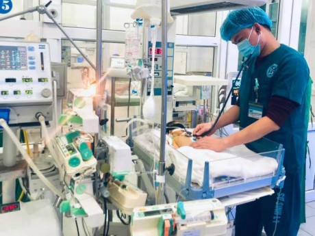 Bé sơ sinh suýt chết do xuất huyết não, BS khuyên cần làm việc này khi trẻ vừa sinh ra