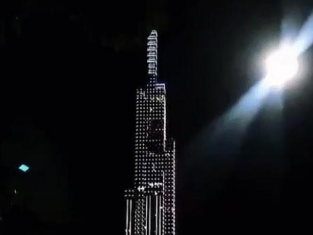 Clip Eva - Tên Sơn Tùng M-TP được thắp sáng trên tòa nhà cao nhất Đông Nam Á