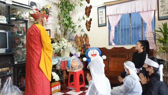 Linh Lan và con gái cúi lạy trong lễ an táng Vân Quang Long - 4