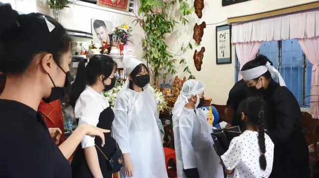 Linh Lan và con gái cúi lạy trong lễ an táng Vân Quang Long - 5