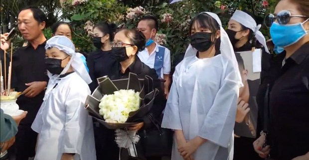 Linh Lan và con gái cúi lạy trong lễ an táng Vân Quang Long - 7