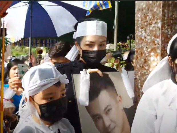 Linh Lan và con gái cúi lạy trong lễ an táng Vân Quang Long - 9