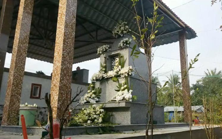 Linh Lan và con gái cúi lạy trong lễ an táng Vân Quang Long - 2
