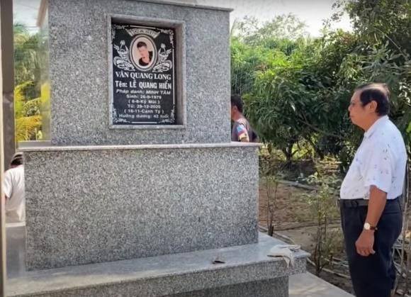 Linh Lan và con gái cúi lạy trong lễ an táng Vân Quang Long - 3
