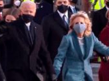 Khoảnh khắc ông Joe Biden cùng phu nhân mở cửa bước vào Nhà Trắng